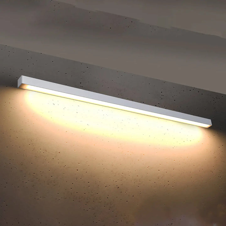 Applique murale linéaire PINNE blanc allumée, lumière vers le bas