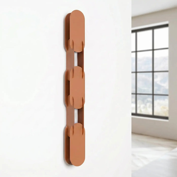 Applique murale CHAIN ocre rouge éteinte, posée au mur