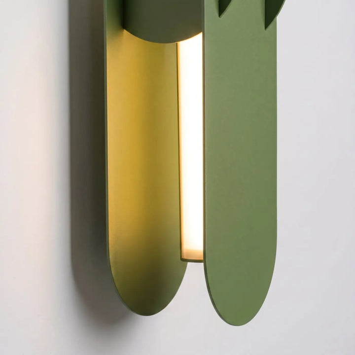 Applique murale CHAIN vert olive allumée, détail d'un maillon