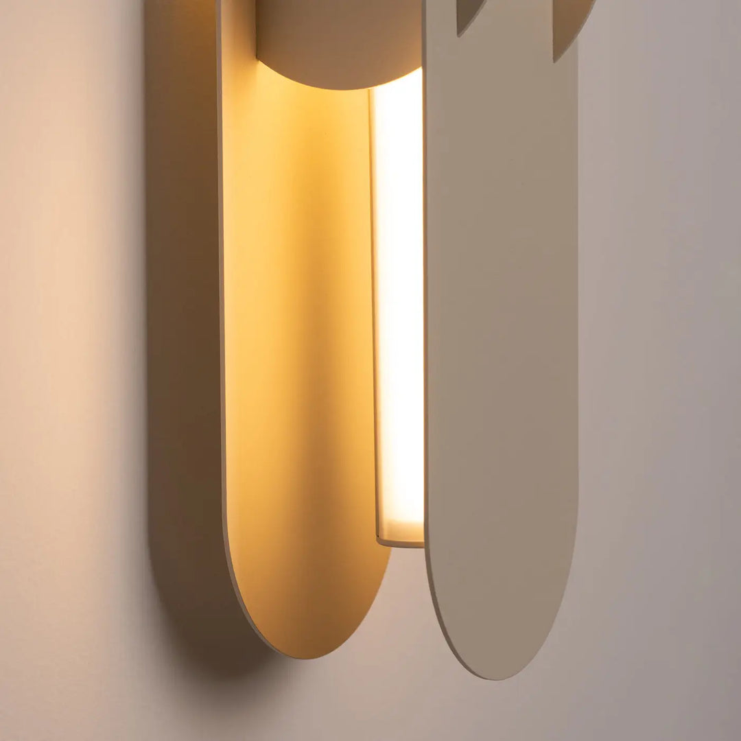 Applique murale CHAIN beige allumée, détail d'un maillon