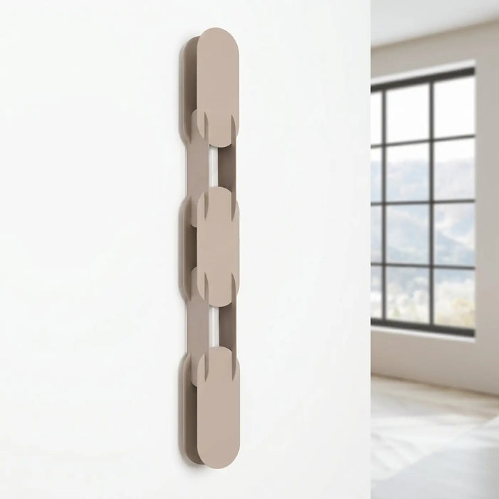 Applique murale CHAIN taupe éteinte, posée au mur