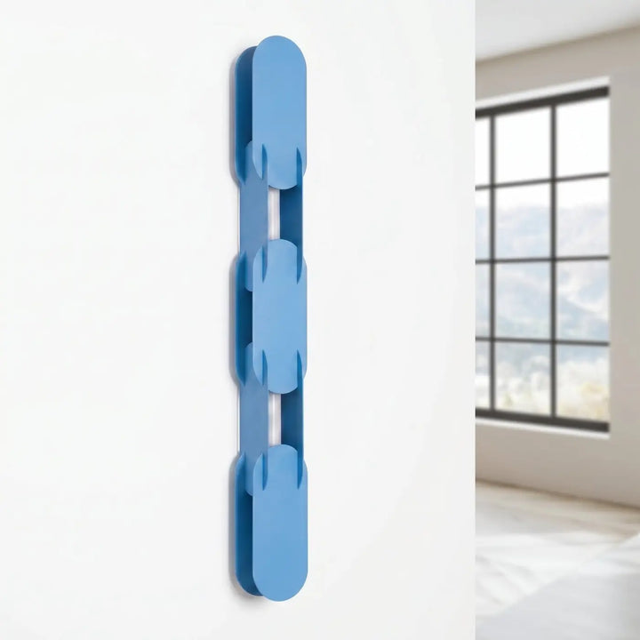 Applique murale CHAIN bleu clair éteinte, posée au mur