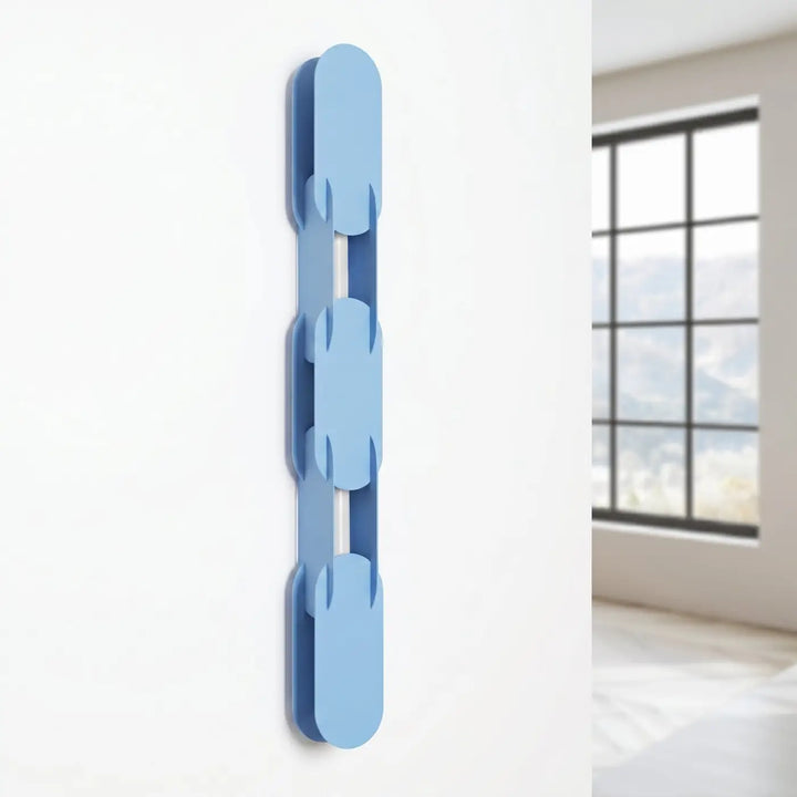 Applique murale CHAIN bleu clair éteinte, posée au mur