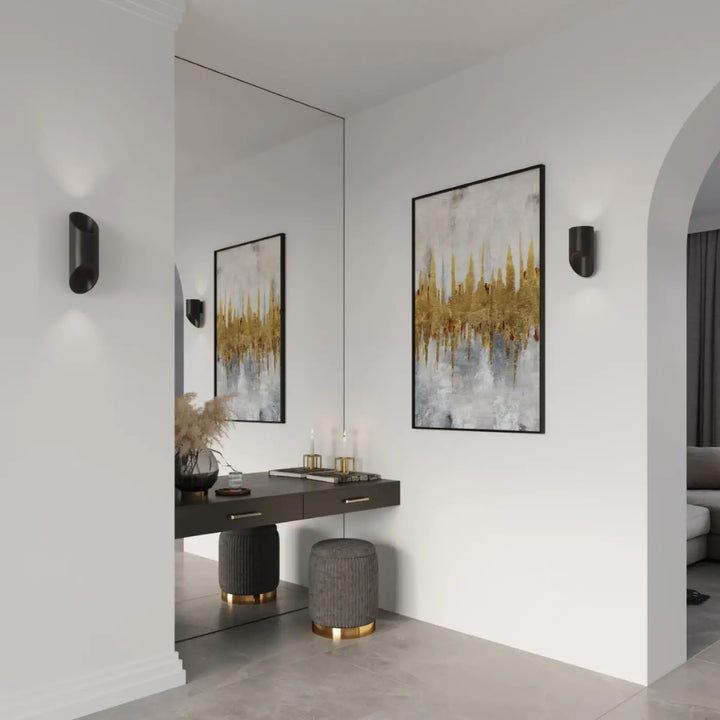 Applique murale penne 30 noir avec peinture abstraite moderne à coups de pinceau or et gris dans un cadre noir