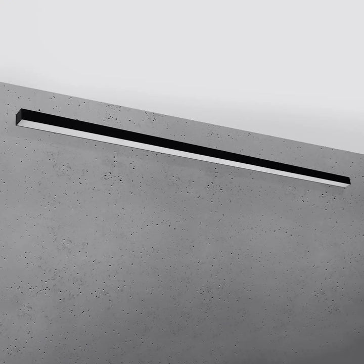 Applique murale pinne 200 noir avec module led linéaire montée sur mur en béton pour paramètres déclairage bureau à domicile