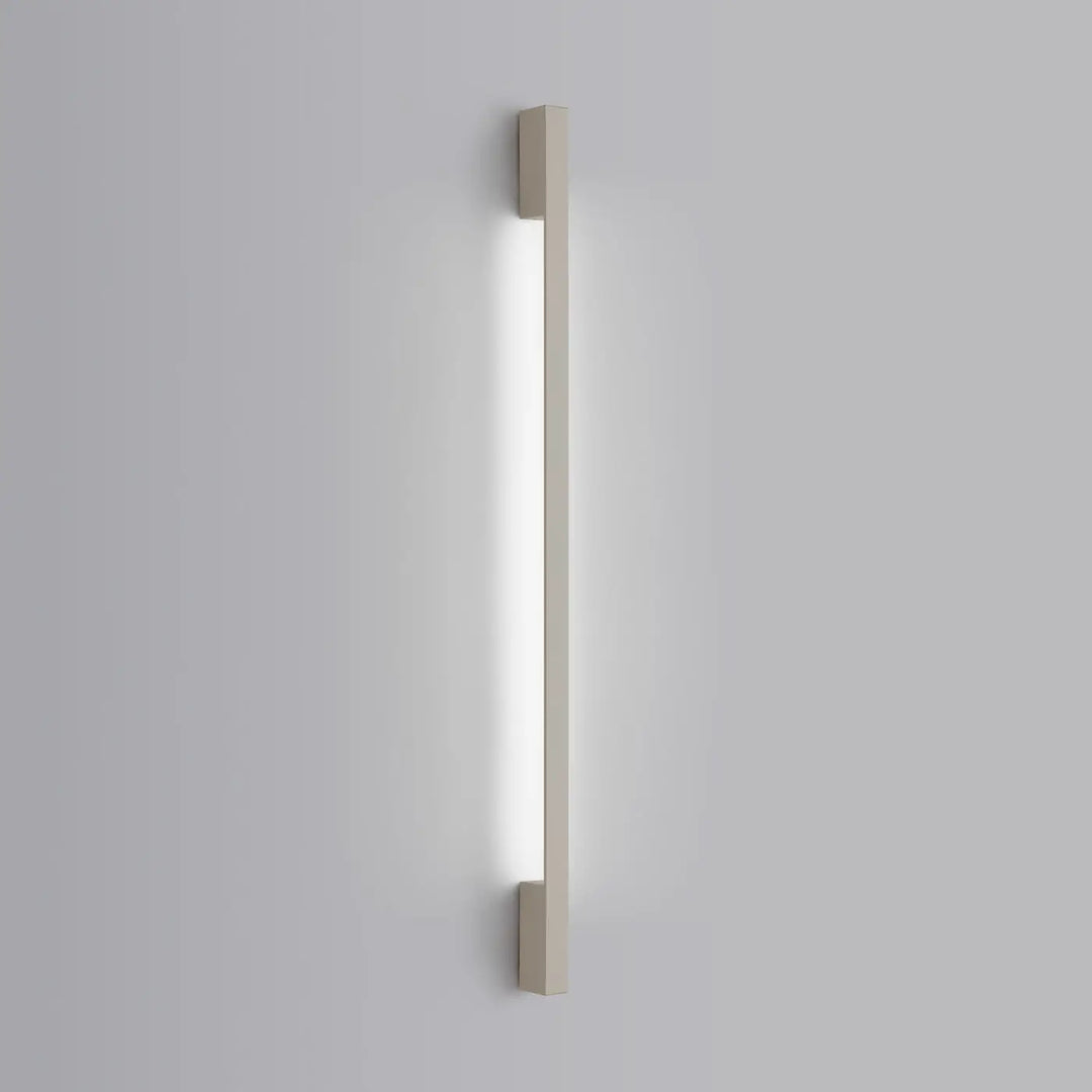 Applique murale SAPPO beige allumée, posée au mur