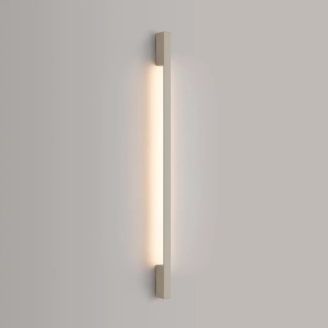 Applique murale SAPPO beige allumée, posée au mur