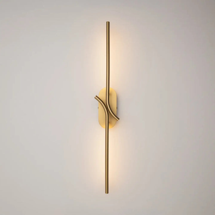 Applique murale renaissance texturée en ton or avec bras incurvé et tige verticale minimaliste murale led diffuse une lumière ambiante chaleureuse