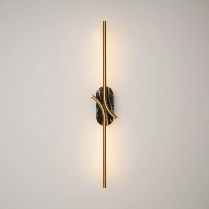 Applique murale renaissance texturée en laiton doré avec tige verticale et base en marbre noir pour un éclairage led murale moderne
