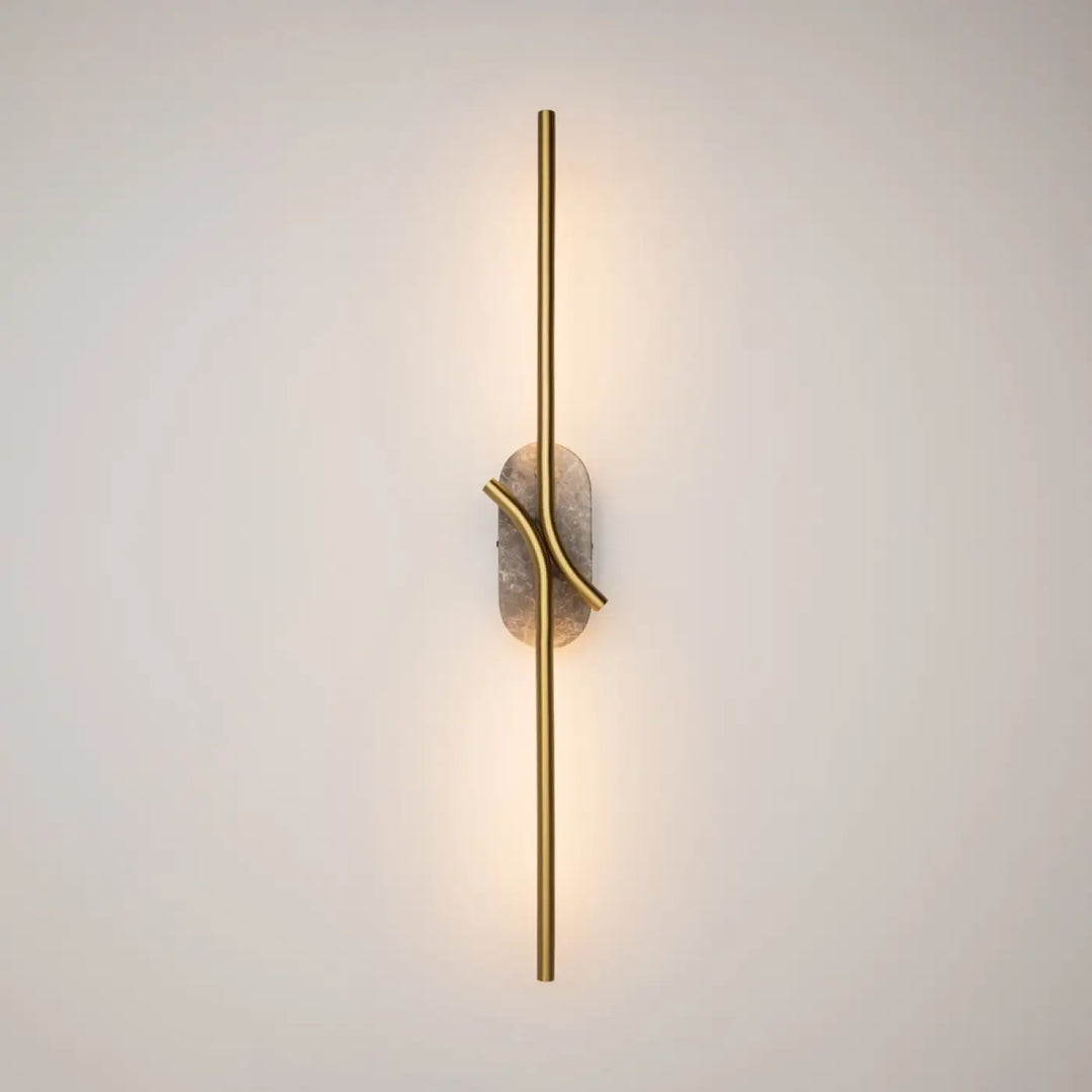 Applique murale led renaissance avec tige en laiton et base ovale en pierre texturée avec élément incurvé en laiton