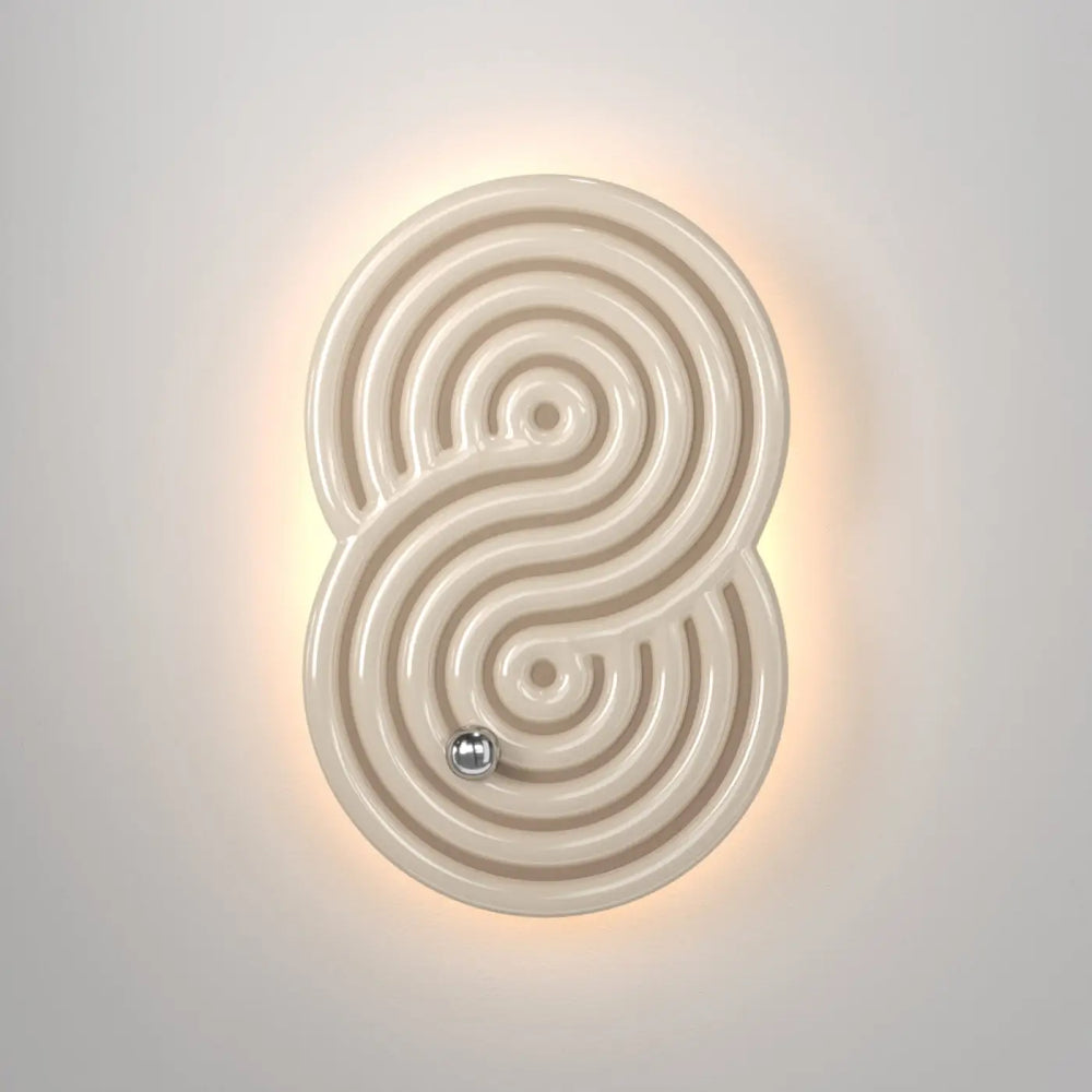 Applique murale en céramique crème avec design en labyrinthe et sphère métallique au centre pour rock garden led