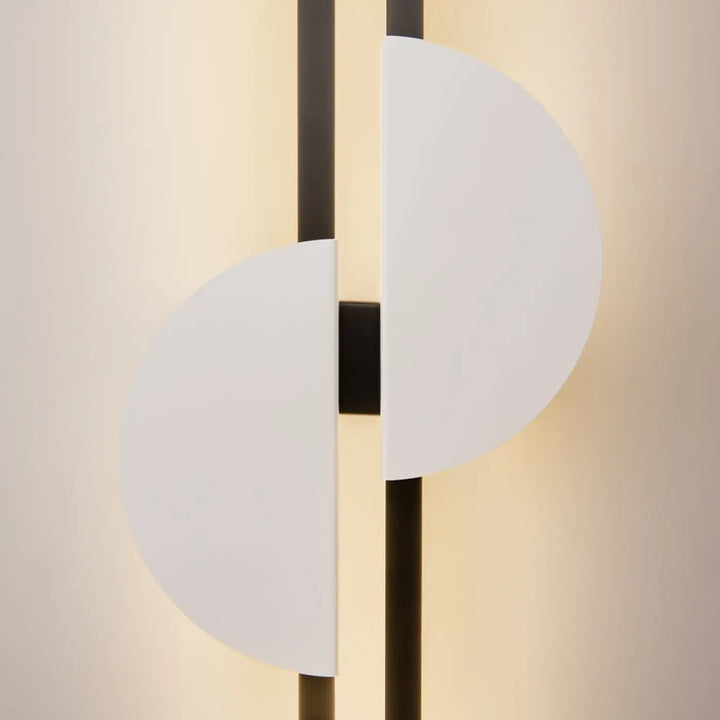 Applique murale led moderne avec deux abat-jours blancs semi-circulaires sur tige verticale noire skyline