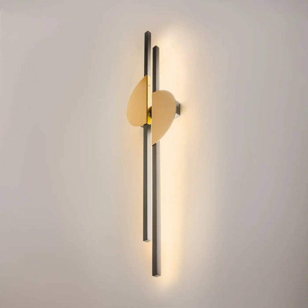 Applique murale led skyline avec deux barres métalliques noires et un accent feuille doré chaleureux moderne