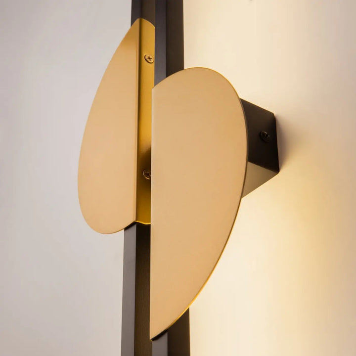 Moderne applique murale led en forme de feuille dorée avec support vertical noir, design skyline tige verticale