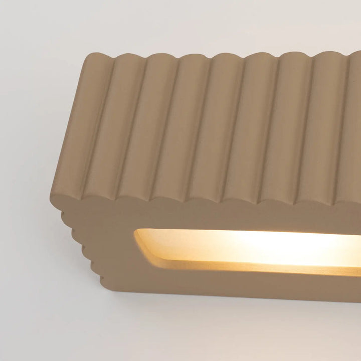 Beige applique murale rigata en céramique taupe avec lumière chaude pour une fonctionnalité élégante et lampe cheminée rigata