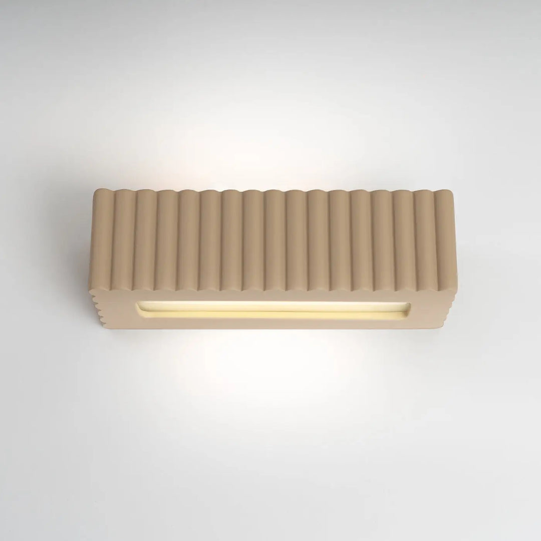 Beige applique murale rigata en céramique taupe avec texture rainurée verticale et lumière encastrée élégante