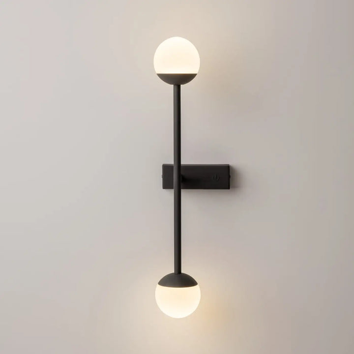 Applique murale led noire mate avec deux globes en verre givré pour un cercle lumineux moderne