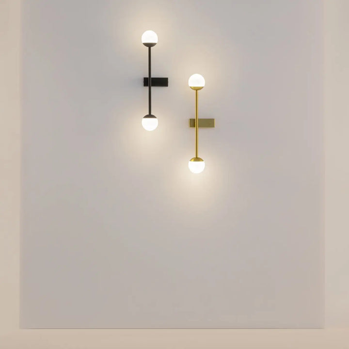 Applique murale led touch cercle avec deux sphères en verre dépoli, finition noire mate et or brossé minimaliste