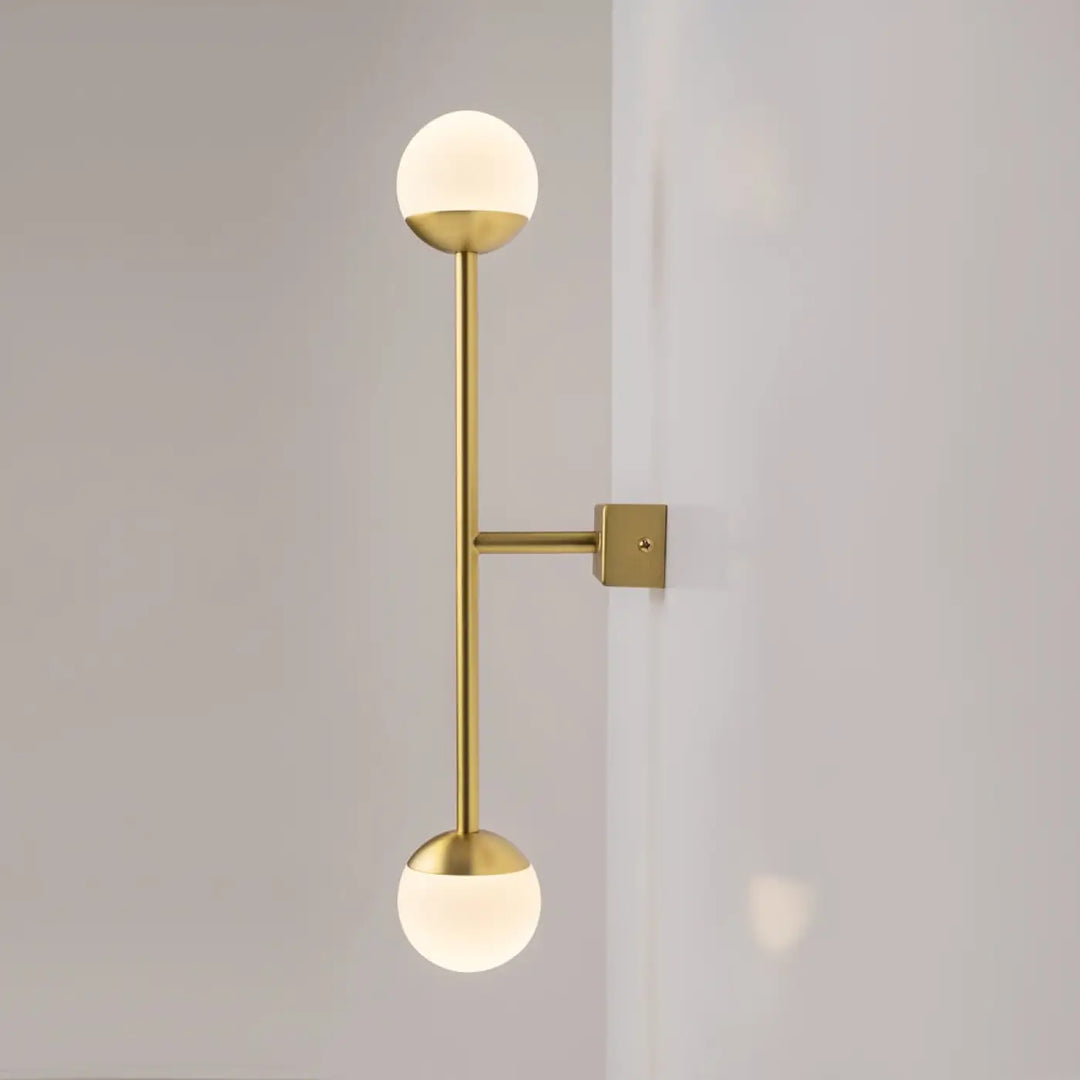 Applique murale led gold-toned avec cercle lumineux en verre dépoli à deux globes montée sur tige verticale et bras horizontal