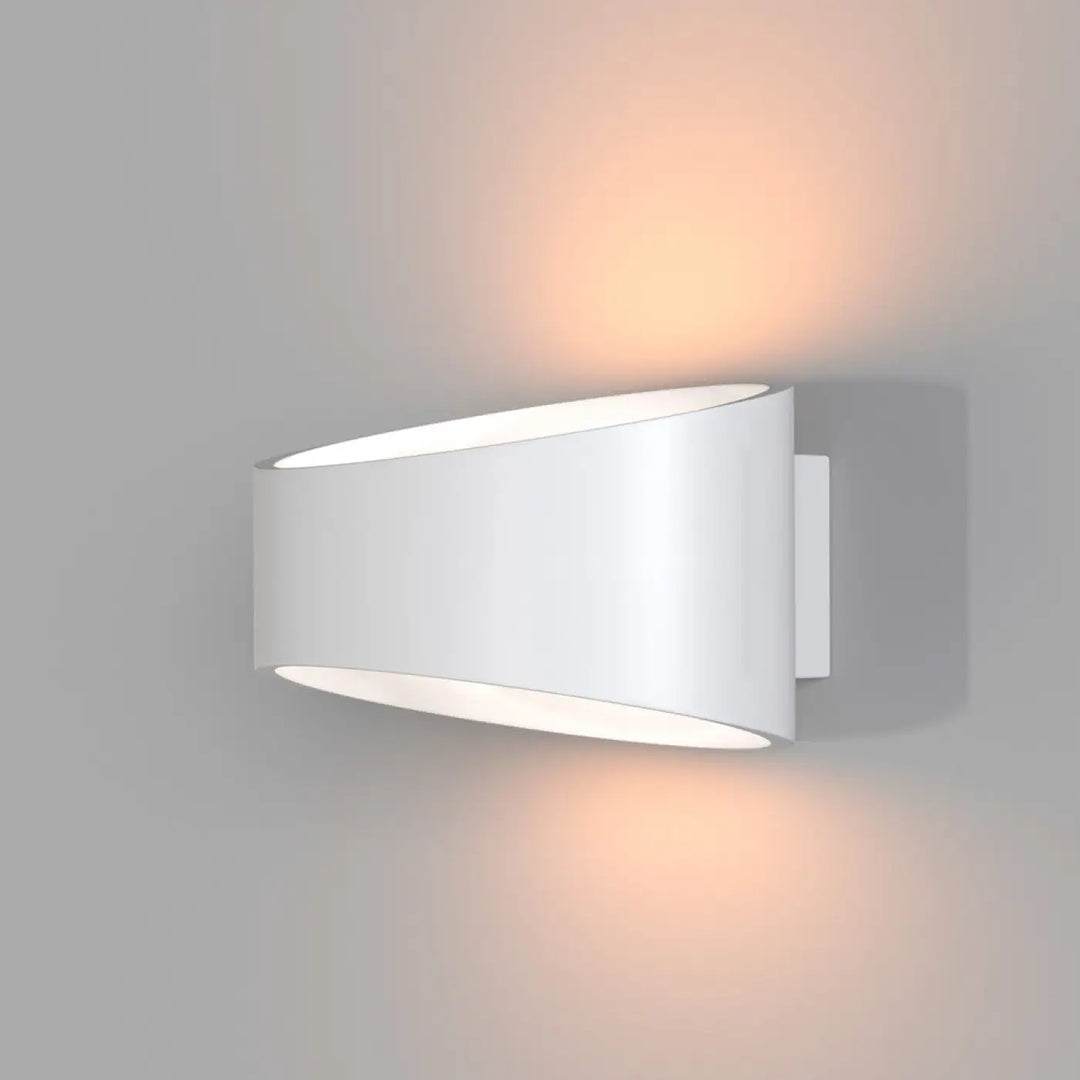 Applique murale trame elliptique blanche incurvée avec lumière rasante chaude et design moderne élégant