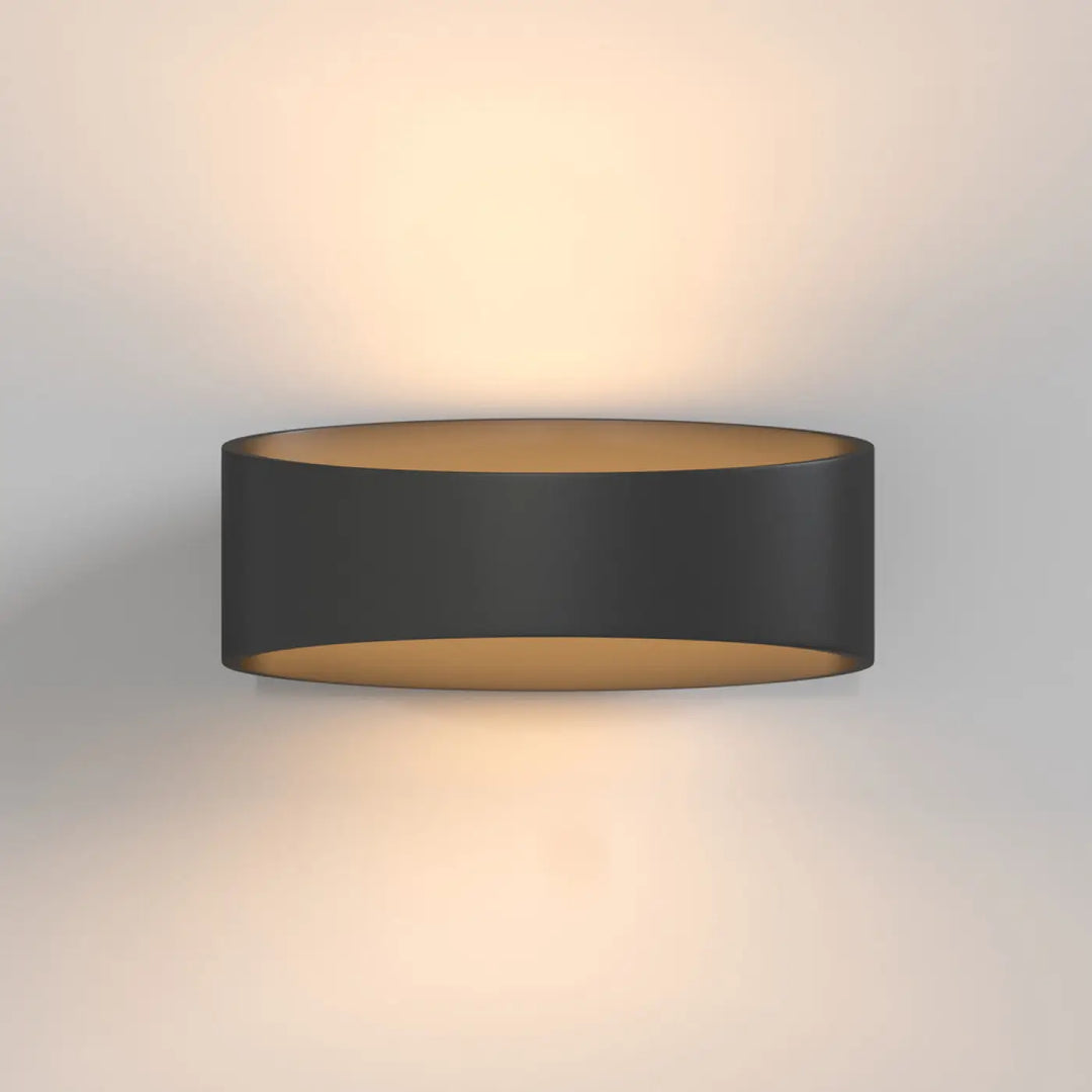 Applique murale trame elliptique noire cylindrique avec intérieur doré chaud pour une lumière rasante élégante
