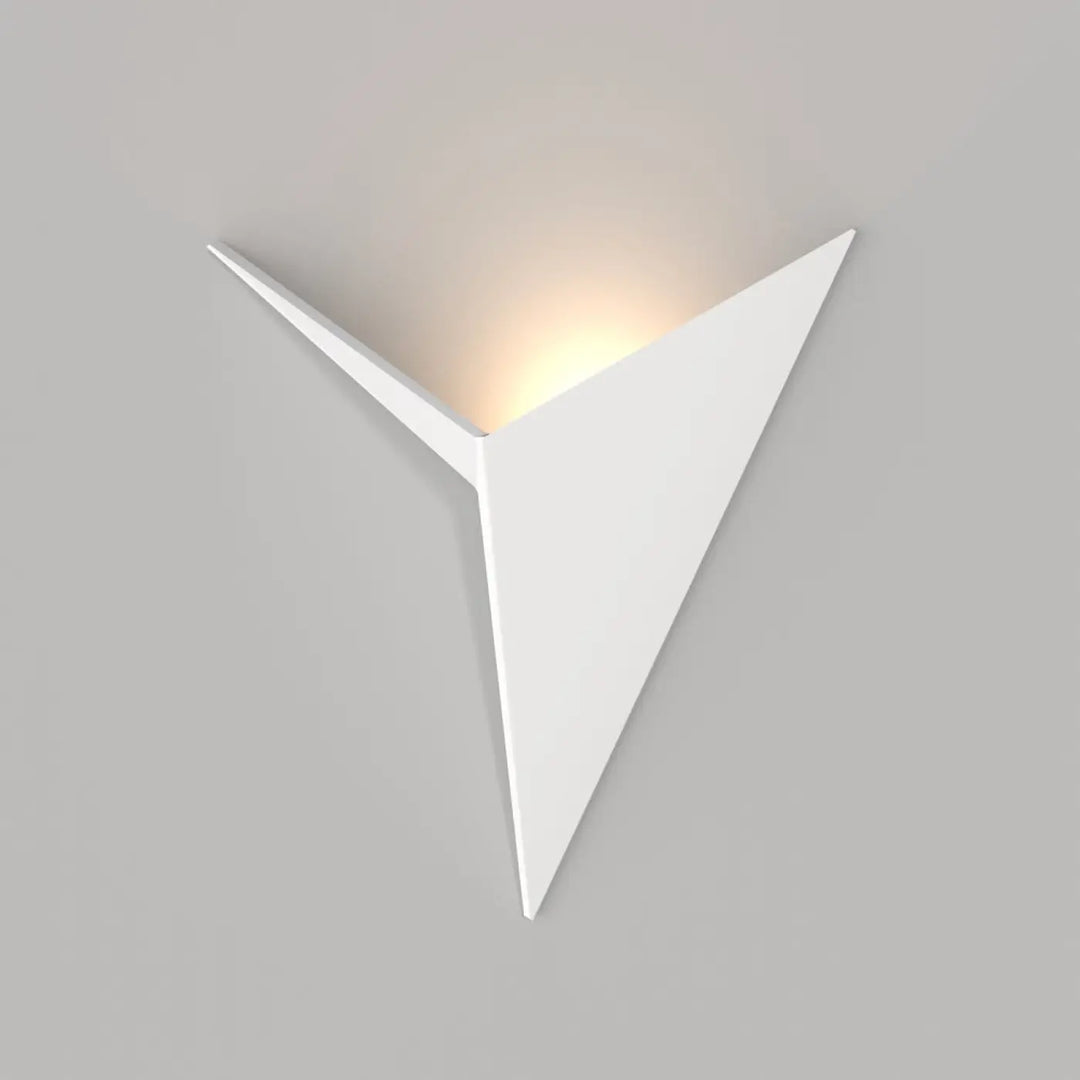 Applique murale led trame origami blanche en forme triangulaire avec design moderne et lumière chaude centrale