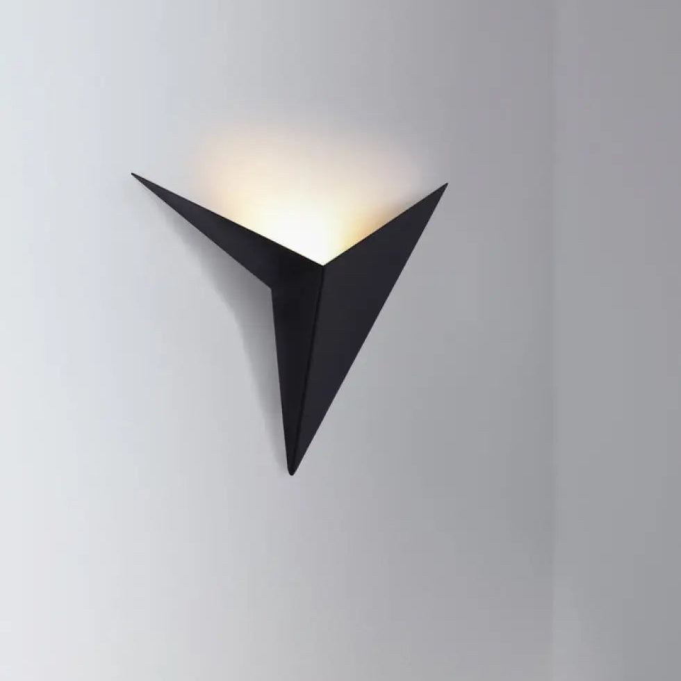 Applique murale trame origami noire en forme triangulaire avec design géométrique moderne led