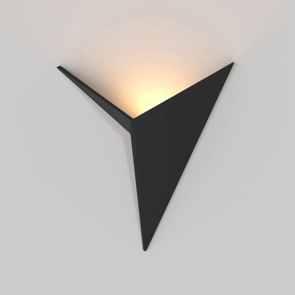 Applique murale trame origami noire triangulaire avec design minimaliste et éclairage led ambiant chaleureux