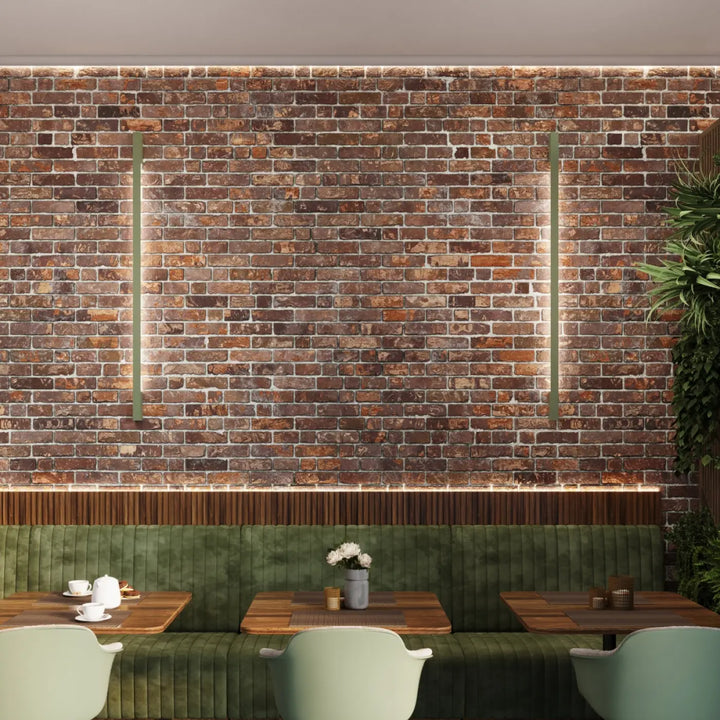 Applique murale sappo 120 led 4000k vert olive avec banquettes velours vert et mur en brique rustique