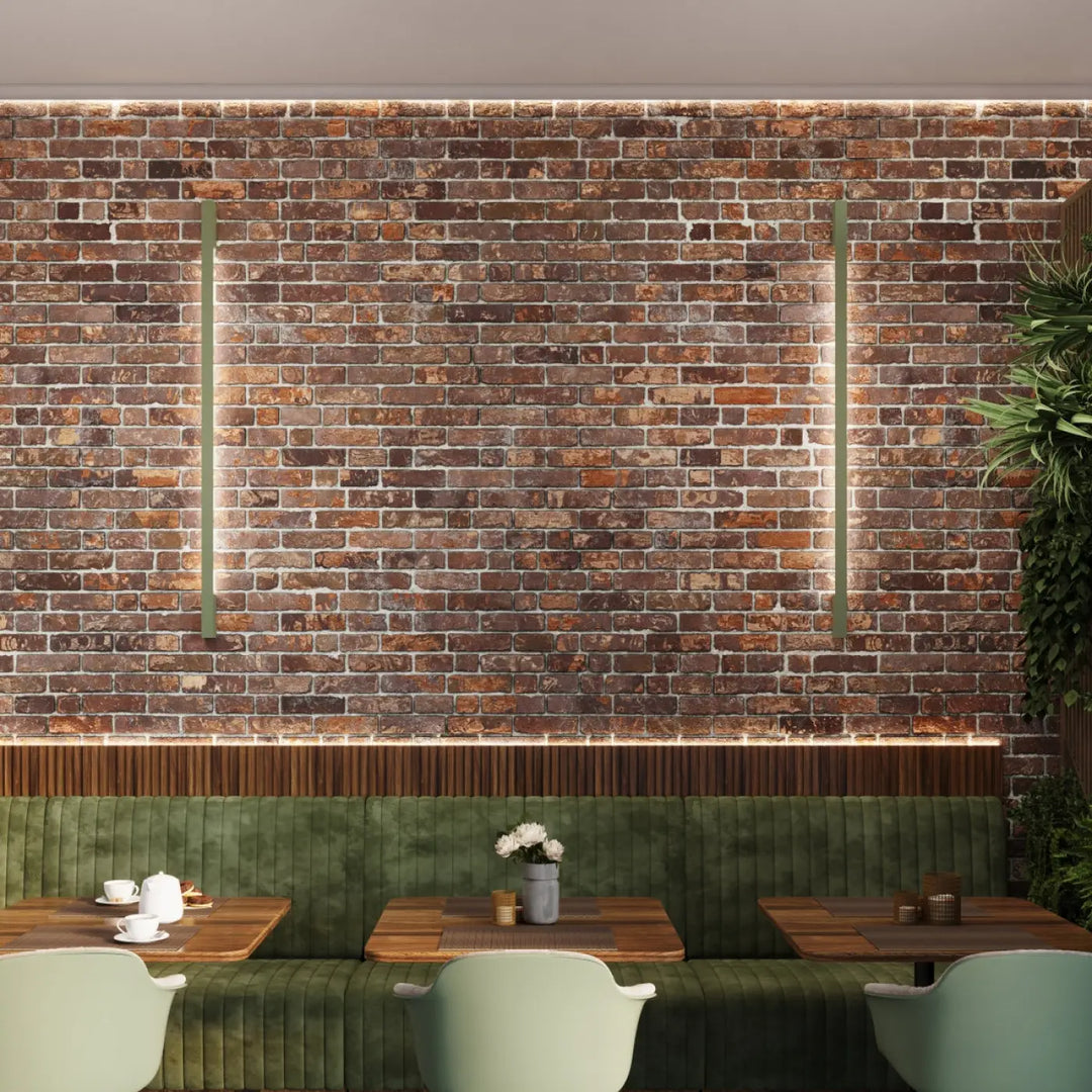 Applique murale sapo 120 led 3000k vert olive avec module led intégré sur banquettes vert velours face à un mur ocre rouge