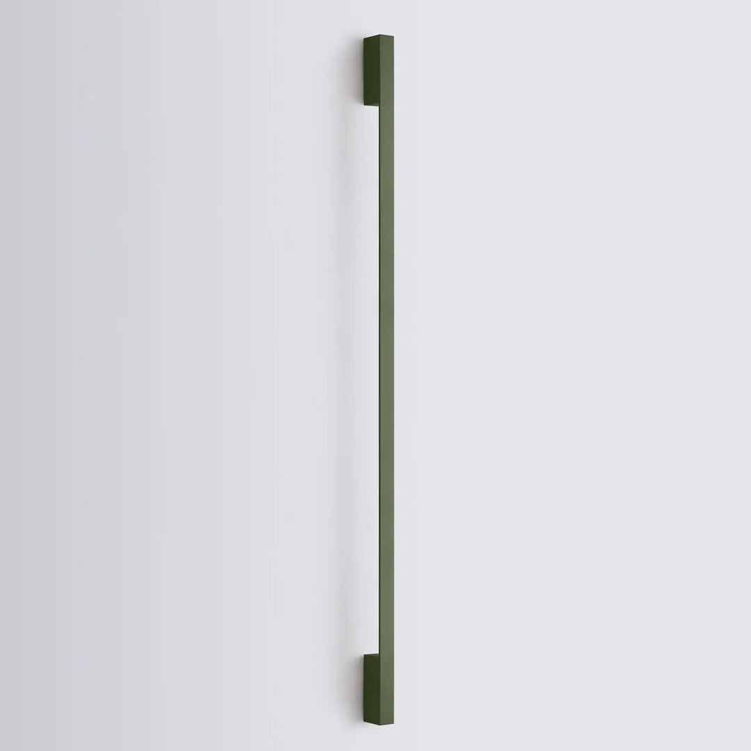 Olive green matte metal door handle with minimalist rectangular design for appliques sappo six variantes longueur crée