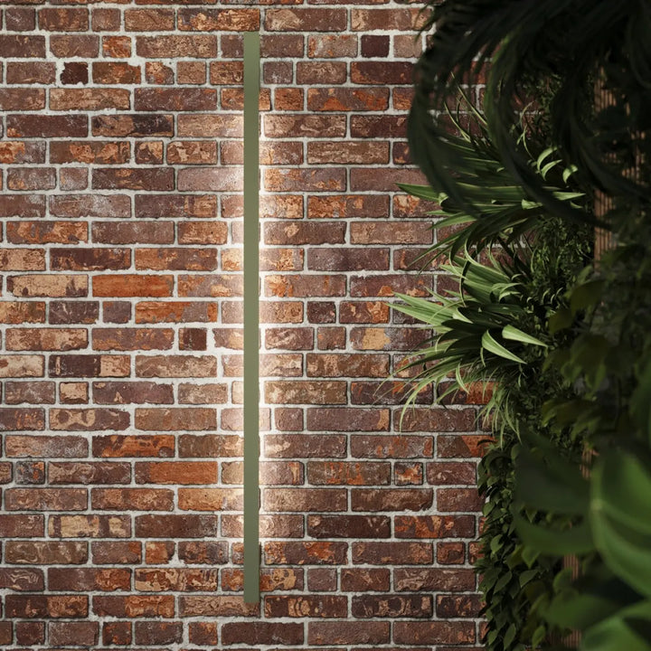 Applique murale sapo 150 led vert olive moderne avec finition mate sage green montée sur mur en brique rustique