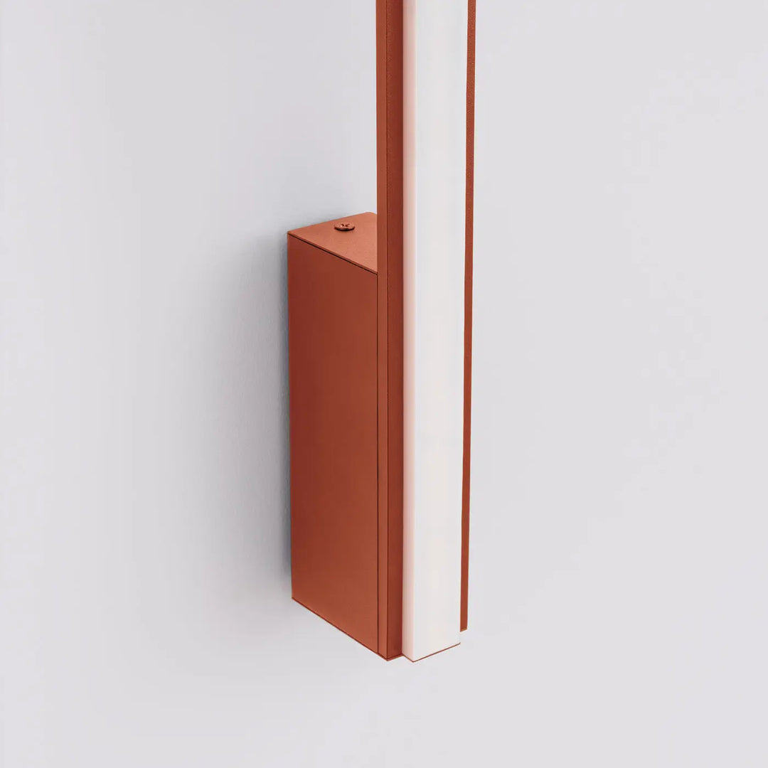 Applique murale LAGOM ocre rouge allumée, vue rapprochée