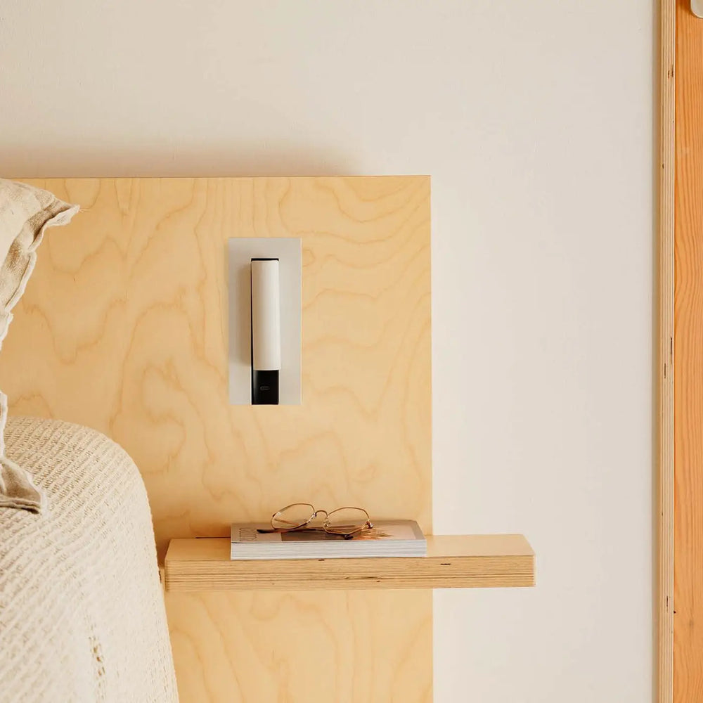 Applique liseuse Gabo avec port USB-C dans un intérieur