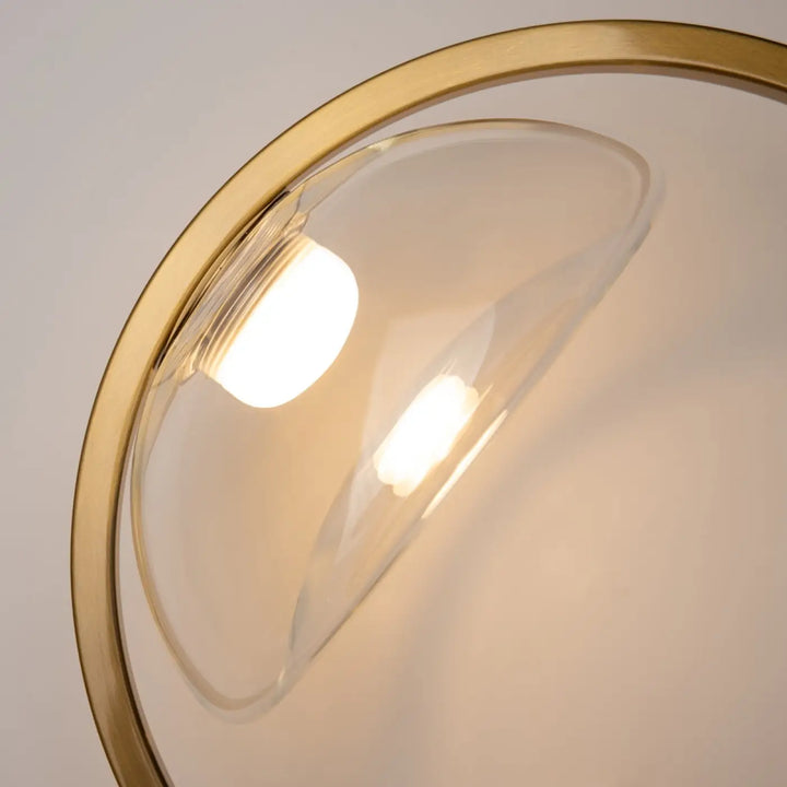Applique murale lunare disque doré avec lampe circulaire dorée et dôme de verre clair abritant deux ampoules led blanc chaud art déco