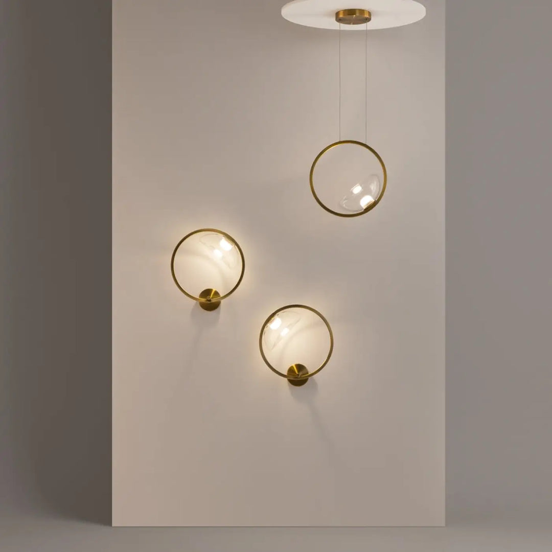 Applique murale lunare art déco avec cadres circulaires dorés et abat-jour en verre dépoli minimaliste moderne