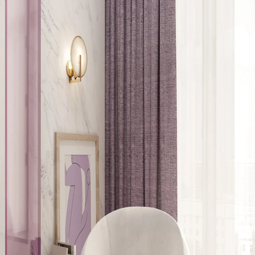 Applique murale marmo avec rideau violet texturé à plis verticaux près d un mur en marbre blanc et d une chaise blanche