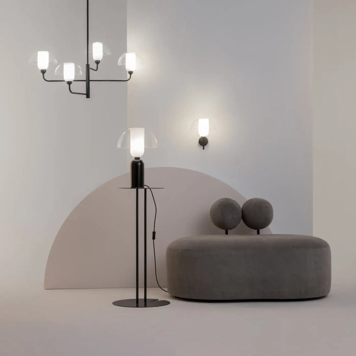 Applique murale memory noire en métal avec coupole opaline minimaliste et abat-jours en verre dépoli