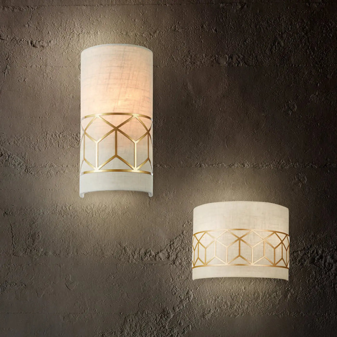 Deux appliques murales messina avec abat-jour textile cylindrique ivoire et monture dorée à motifs géométriques