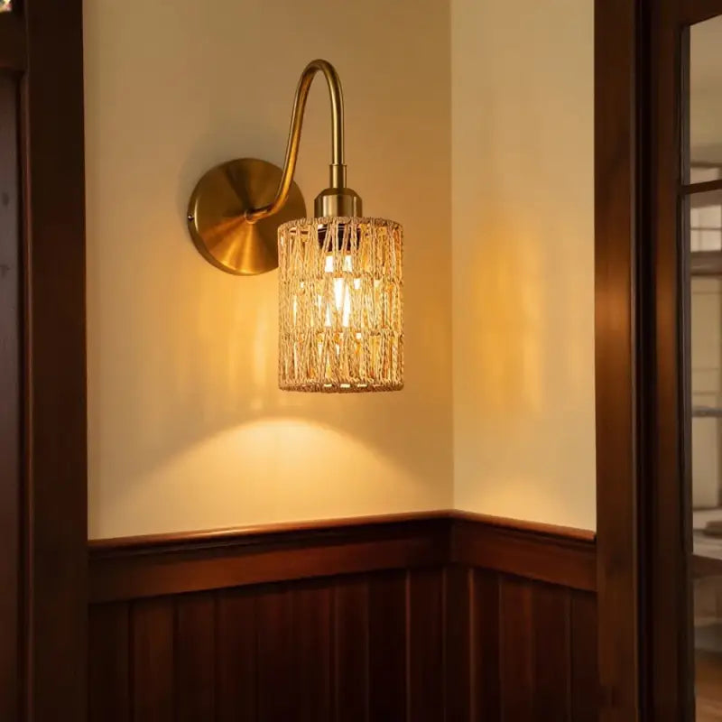 Applique murale élégante en métal doré et abat-jour en osier tissé