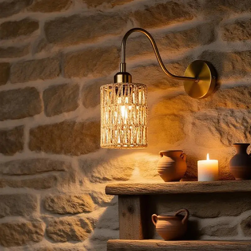 Applique murale élégante en métal doré et abat-jour en osier tissé