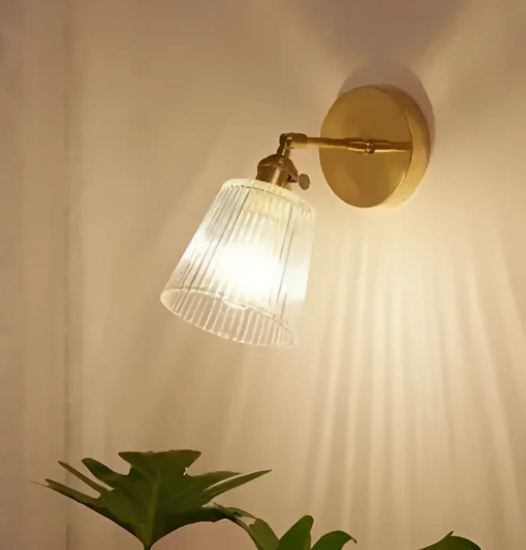 Applique murale en métal doré avec abat-jour strié en verre moderne