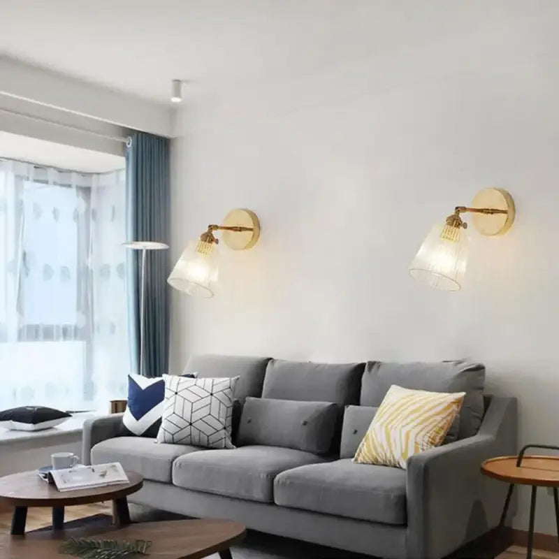 Applique murale en métal doré avec abat-jour strié en verre moderne
