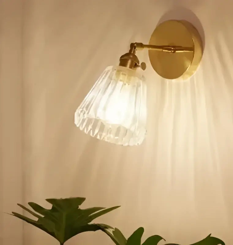 Applique murale en métal doré avec abat-jour strié en verre moderne