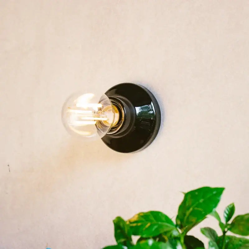 Applique murale en métal noir au style minimaliste en noir ou blanc