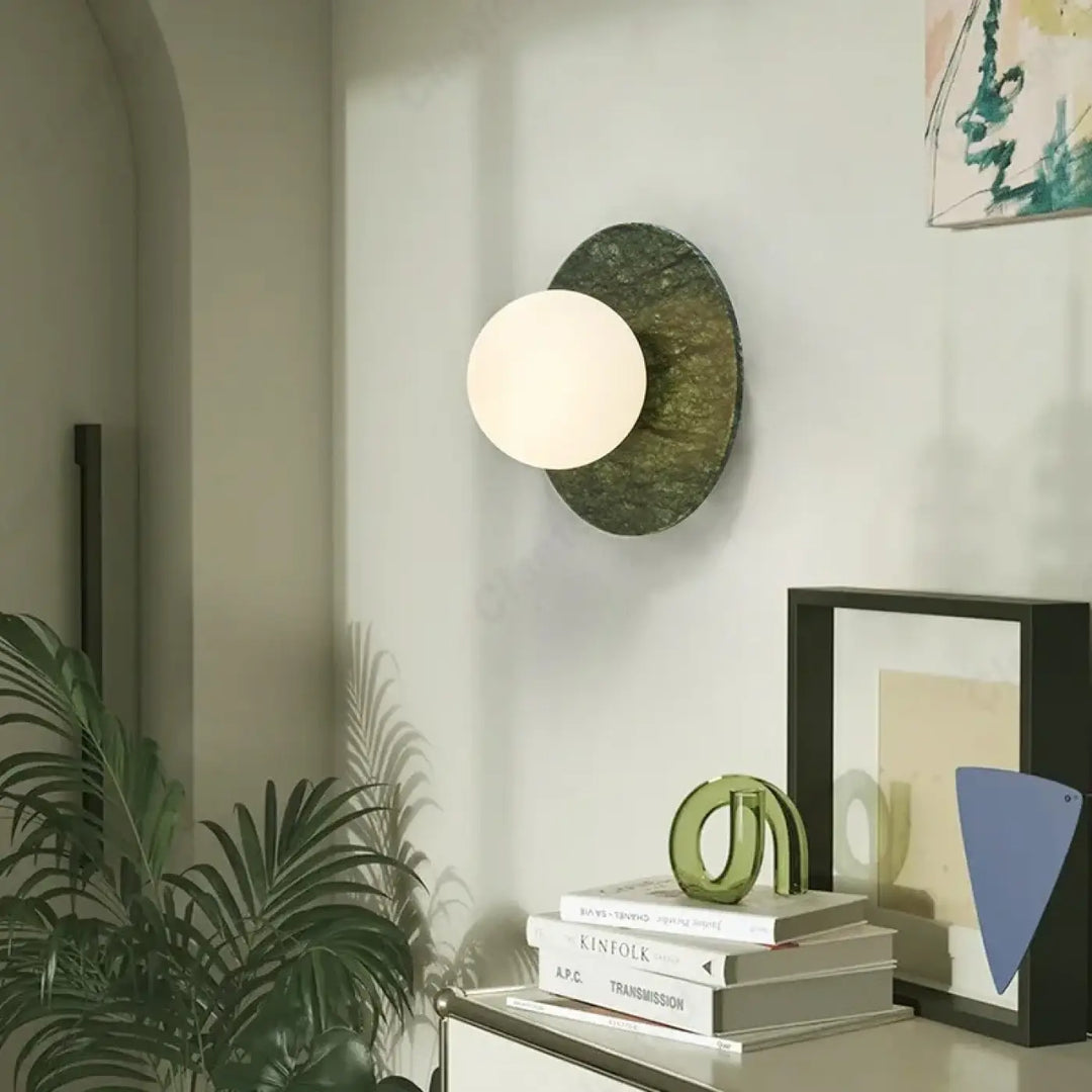 Applique murale emeris avec globe mat blanc et plaque circulaire texturée vert foncé pour éclairage moderne