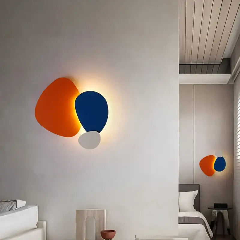 Applique murale moderne avec une plaque orange et l'autre noir

