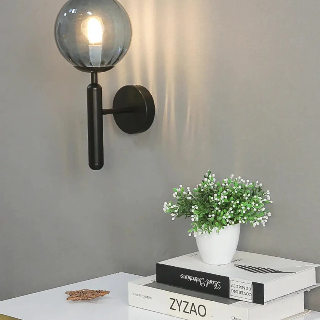 Applique murale moderne boule verre fumé et métal noir design
