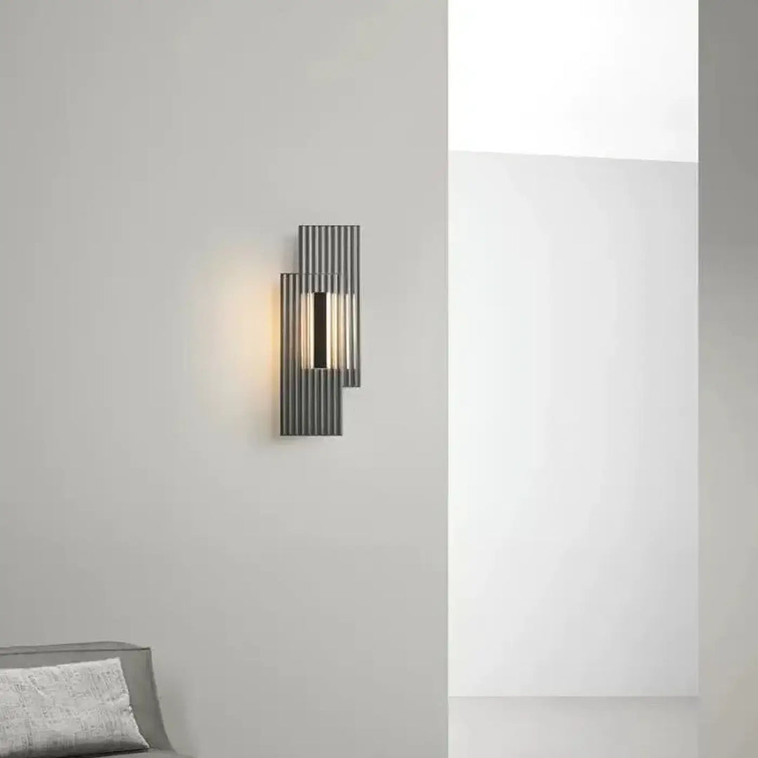 Applique murale moderne avec finition striée en métal