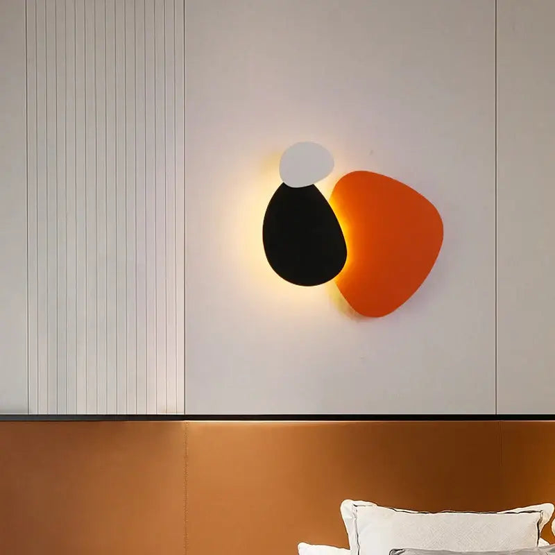 Applique murale moderne avec une plaque orange et l'autre noir

